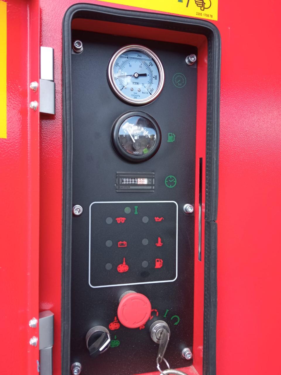 CPS 850-125 - Chicago Pneumatic - Compresor de Aire - 833 (cfm) - 125 (psi) - Cummins - 194 (KW) - 2685 (kg)